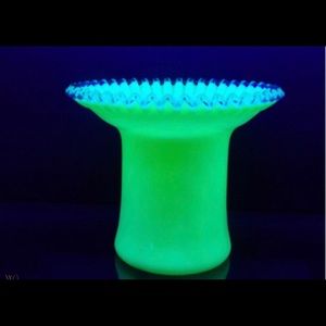 Vintage FENTON LARGE 8”TOP HAT IVORY CREST VASE.